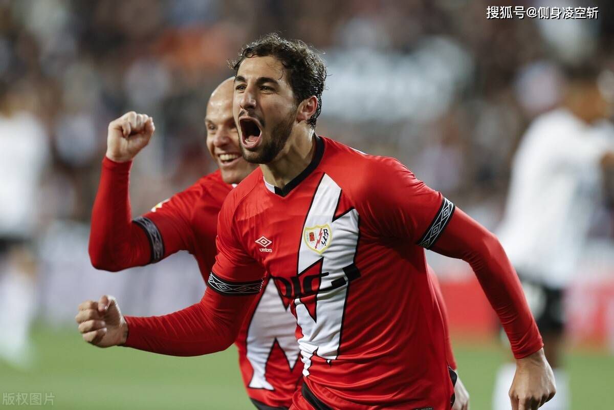 FIFA官方：首届俱乐部世界杯2025年6月15-7月13日举办国际足联理事会今天开会批准首届俱乐部世界杯的各项细节，第一届新版俱乐部世界杯将于2025年6月15日-7月13日在美国举办，共32支球队参加。